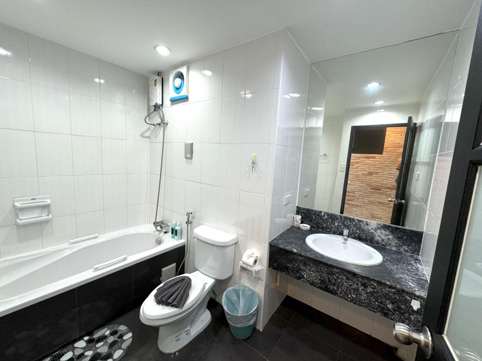 Patong Tower Apartment By Lofty Esterno foto